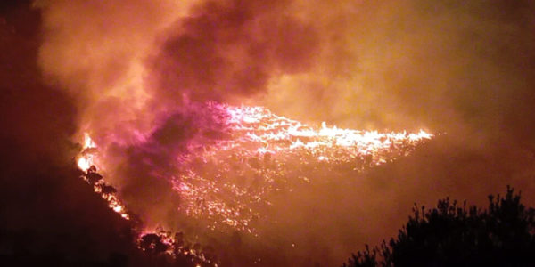 Incendio a Castellammare, ancora fuoco su monte Inici: in azione un canadair