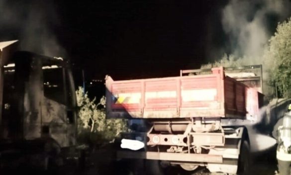Modica, incendio nella frazione di Frigintini: semidistrutti due camion da cantiere, si pensa a un attentato