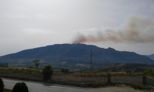Incendio su monte Inici a Castellammare, le fiamme sono state spente: in fumo 130 ettari