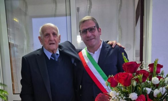 Grande festa a Castellammare del Golfo per i 101 anni di nonno Sebastiano: guida ancora l'auto e ha 20 nipoti