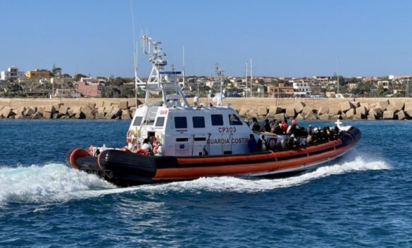 Lampedusa, dopo lo stop dei giorni scorsi riprende lo sbarco dei migranti