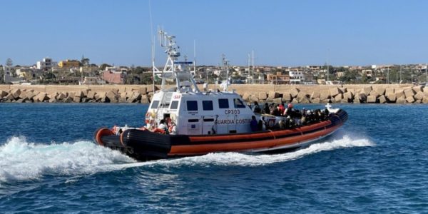 Lampedusa, dopo lo stop dei giorni scorsi riprende lo sbarco dei migranti