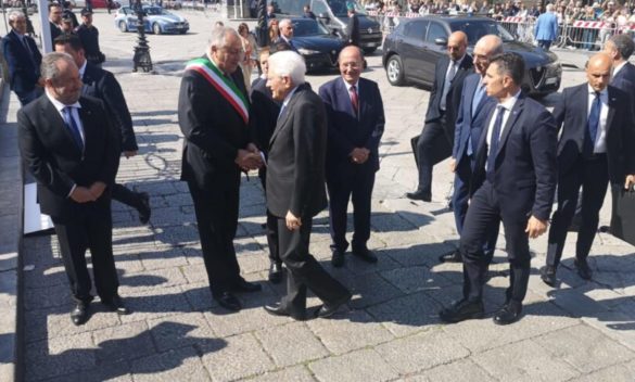 Palermo, al via il congresso dei magistrati: tutti in piedi all'arrivo di Mattarella, un minuto di silenzio per gli operai morti