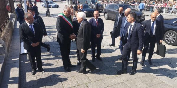 Palermo, al via il congresso dei magistrati: tutti in piedi all'arrivo di Mattarella, un minuto di silenzio per gli operai morti