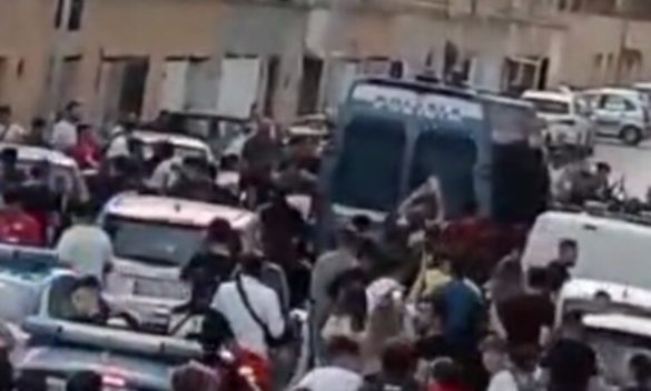 Folla inferocita allo Zen di Palermo, il video dell’uomo che ha rischiato il linciaggio per aver tentato di molestare una bimba