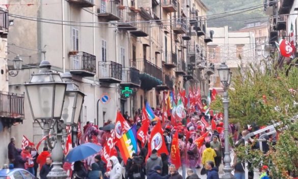 Conte a Piana degli Albanesi: «Firmo subito il referendum della Cgil contro il jobs act»