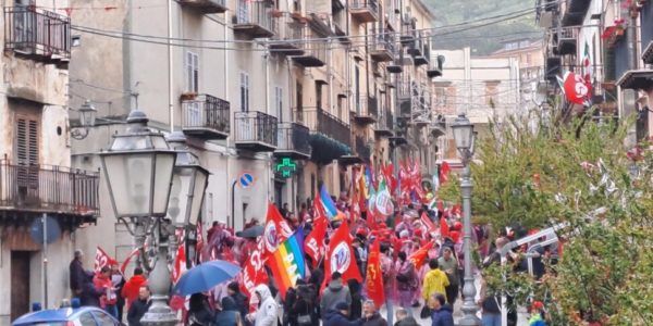 Conte a Piana degli Albanesi: «Firmo subito il referendum della Cgil contro il jobs act»