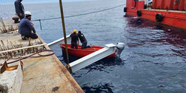 Stromboli, è arrivato il nuovo pontile per gli aliscafi: sette giorni di lavori e sarà pronto