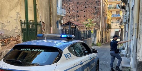 Sono rumorosi e i vicini fanno scoprire una casa a «luci rosse» nel centro di Catania