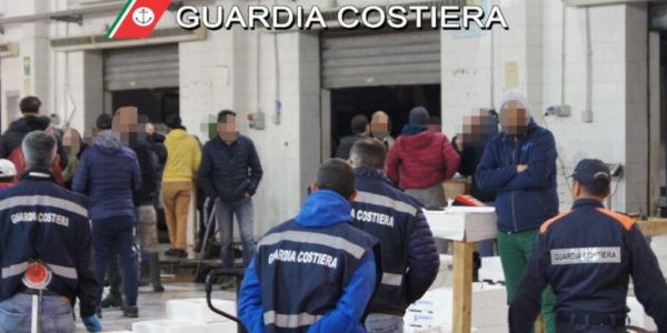 Oltre mille chili di pesce sequestrati al mercato ittico di Palermo, commercianti in fuga per sfuggire ai controlli