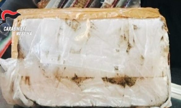 Vulcano, oltre due chili di cocaina trovati sulla scogliera