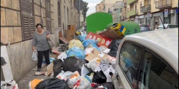 A Palermo rifiuti in strada dopo il 1° maggio: corsa contro il tempo della Rap per recuperare gli arretati