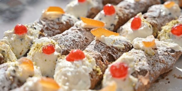 Piana degli Albanesi si riempie di visitatori per la Sagra del Cannolo