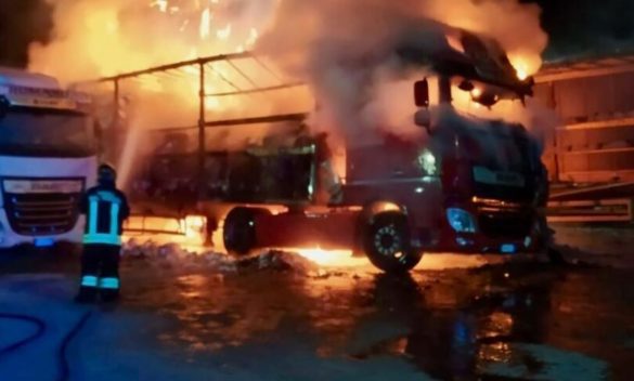A fuoco tre tir di una ditta di trasporti in un deposito a Palermo, indaga la polizia