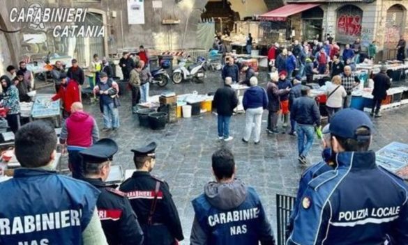 Blitz delle forze dell'ordine alla pescheria di Catania, venditori abusivi fuggono