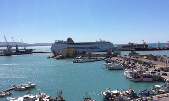 Porto Empedocle, malore per il comandante del traghetto Sansovino: la nave torna indietro