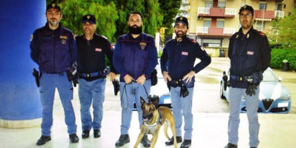 La preside chiama la polizia e scatta il blitz antidroga in una scuola di Sciacca