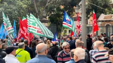 La strage a Casteldaccia, sciopero e sit-in davanti alla prefettura a Palermo: «Basta morire per un pezzo di pane»
