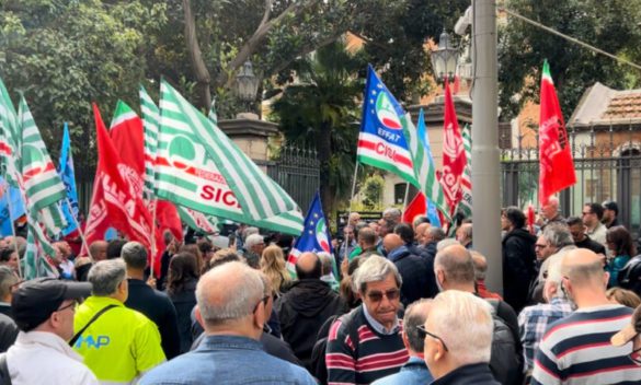La strage a Casteldaccia, sciopero e sit-in davanti alla prefettura a Palermo: «Basta morire per un pezzo di pane»