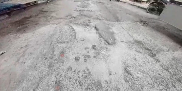 Buche a Palermo, scoppia la protesta a Ballarò: «Strade colabrodo, rischiamo la vita»