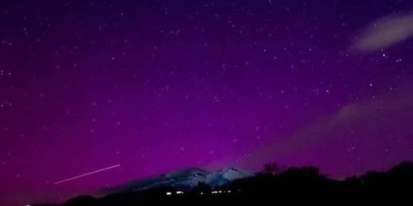 Lo spettacolo dell'aurora boreale in Italia: l'evento visibile anche dall'Etna