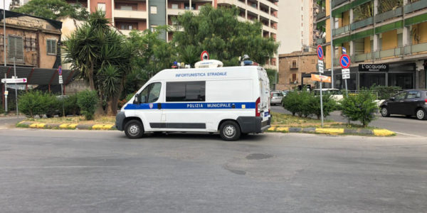 Palermo, tre incidenti nel giro di un'ora: un'auto si ribalta sul ponte Bonagia