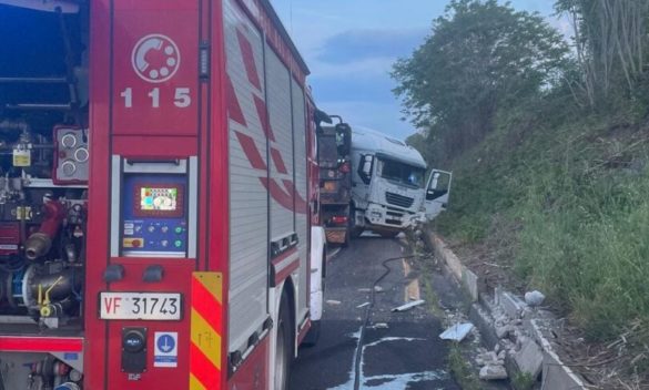 Autostrada Messina-Catania, camionista perde il controllo del Tir: ferito, finisce in ospedale