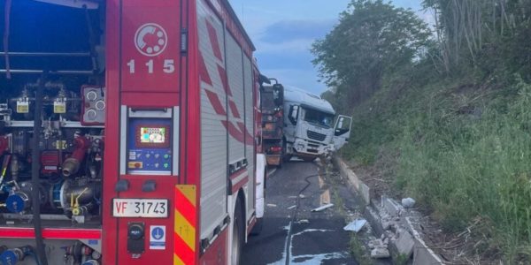 Autostrada Messina-Catania, camionista perde il controllo del Tir: ferito, finisce in ospedale