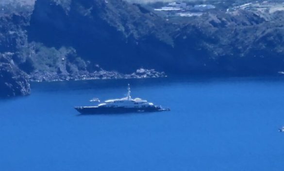 Vulcano, in rada il mega yacht del patron della Ineos