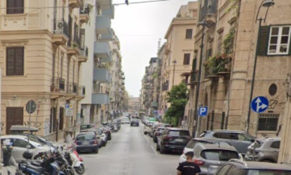 Palermo, maxirissa in centro: una donna ferisce un uomo, auto danneggiate