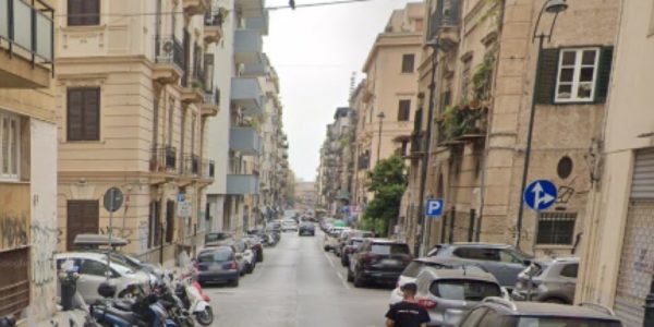 Palermo, maxirissa in centro: una donna ferisce un uomo, auto danneggiate