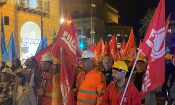 La strage di operai a Casteldaccia, il dolore e la rabbia: sciopero e sit-in