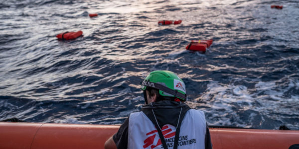 Arrivano a Lampedusa i cadaveri degli 11 migranti, collocati nei locali dell'area marina protetta