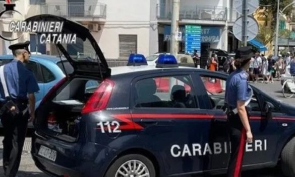 Le forbici conficcate in gola: litiga con il vicino di casa e lo uccide, arrestato quarantunenne a Mascali