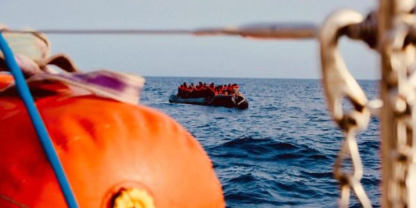 Lampedusa, sbarcano 65 migranti soccorsi da una ong: ci sono due feriti