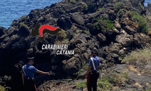 Aci Castello, tenta di abusare di una bagnante sulla scogliera: arrestato sessantanovenne