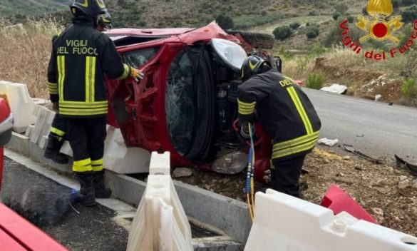 Esce di strada tra Villafrati e Baucina e l'auto si ribalta su un fianco: donna estratta dalle lamiere