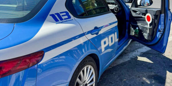 Catania, ladro ruba in un bar: il proprietario lo scopre in diretta dalle telecamere e chiama la polizia