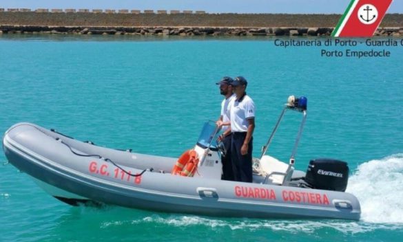 Catania, la barca a noleggio rischia di affondare: tre persone riescono a mettersi in salvo