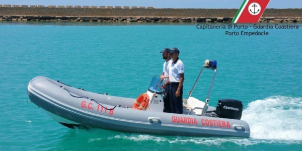 Catania, la barca a noleggio rischia di affondare: tre persone riescono a mettersi in salvo