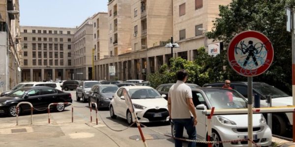 Palermo, le sbarre del parcheggio non si alzano: caos in piazzale Ungheria