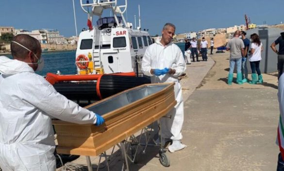 Lampedusa, gli undici cadaveri nella sede dell'Area Marina Protetta: scoppia la polemica