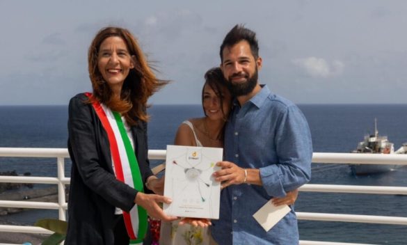 Come Diletta e Loris, oggi sposi alle Eolie Silvia e Luca: scelta l'isola di Stromboli, la coppia dona un elettrocardiografo