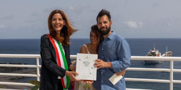 Come Diletta e Loris, oggi sposi alle Eolie Silvia e Luca: scelta l'isola di Stromboli, la coppia dona un elettrocardiografo