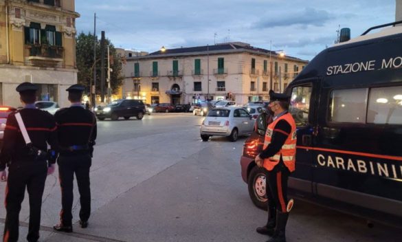 Non si ferma all'alt dei carabinieri e getta la pistola dal finestrino, arrestato a Messina