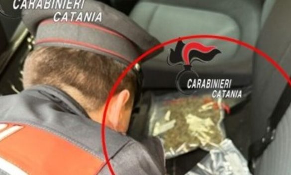 Prendeva gli ordini per la droga in auto, spacciatore arrestato a Catania