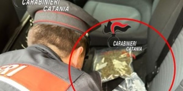 Prendeva gli ordini per la droga in auto, spacciatore arrestato a Catania