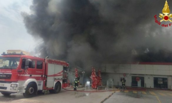 Paura al Burger King di Palermo, incendio nelle cucine: una persona intossicata