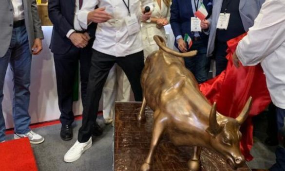 Fiasconaro a New York con il Toro di Wall Street di cioccolato: l'omaggio allo scultore Arturo di Modica