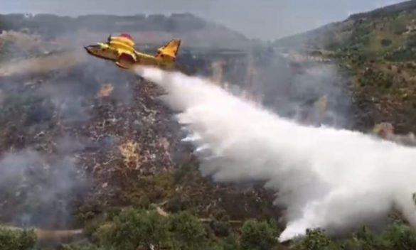 Incendio nella discarica di Mazzarà Sant’Andrea, canadair in azione: rogo doloso partito da un terreno vicino